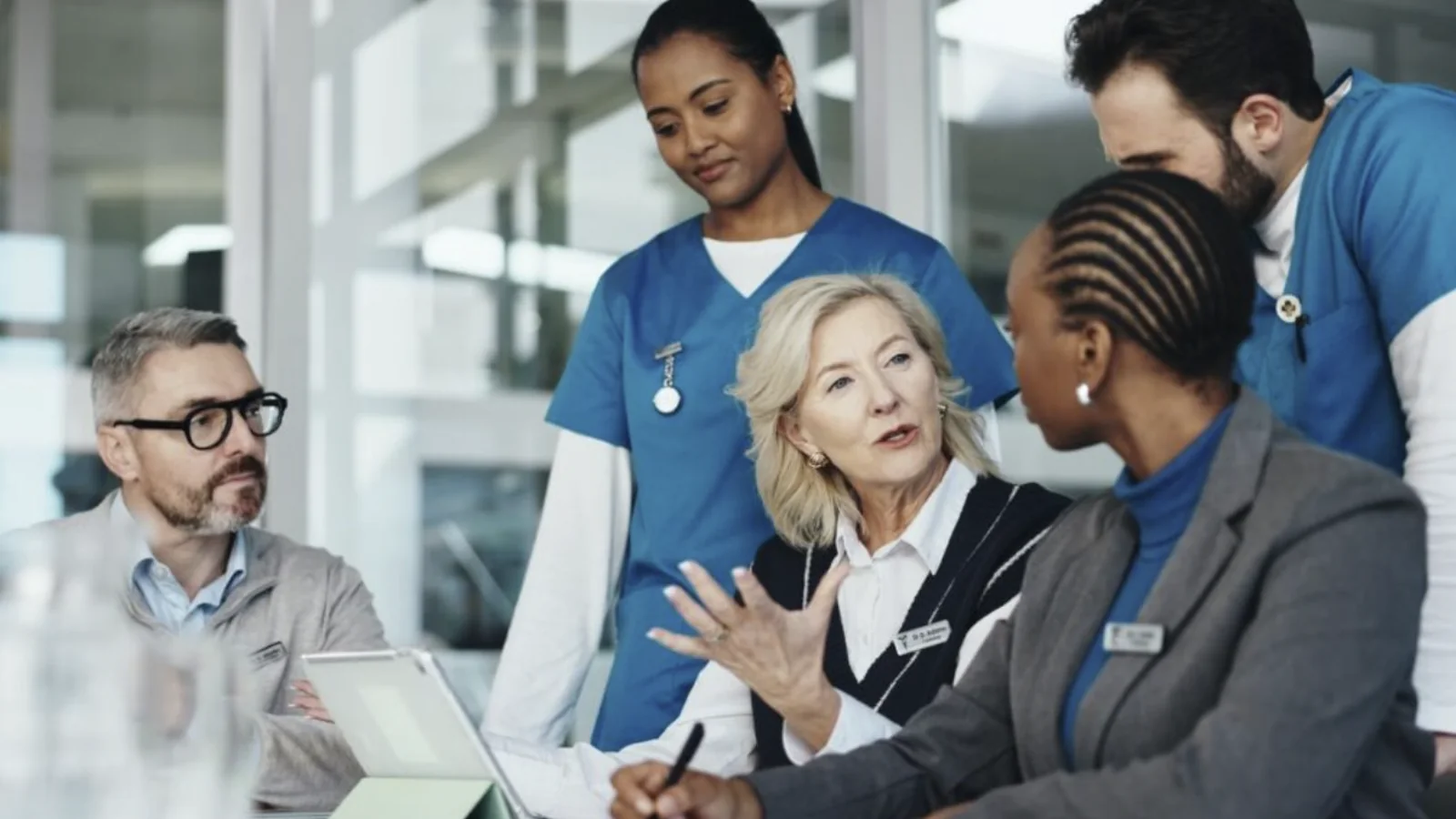 Equipe multiprofissional discutindo informações de saúde